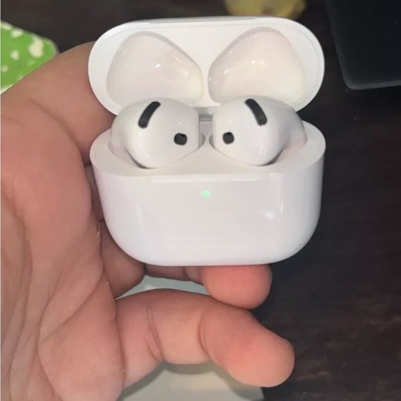 Bluetooth headphones that connnext to your phone instantly comeswith charger/box - Picture 4 of 7